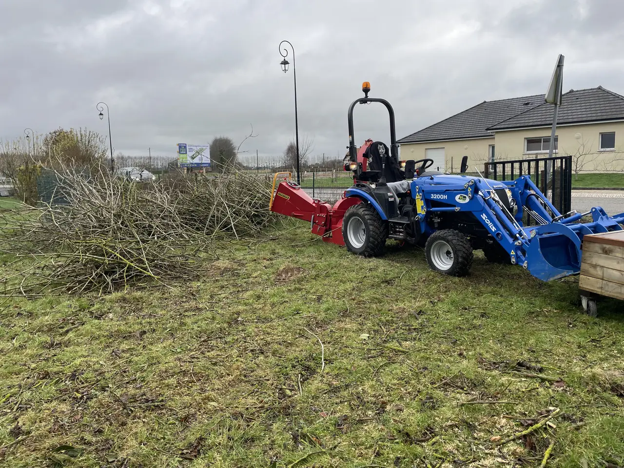Tracteur Solis avec broyeur de branches AlloJardin76, paysagiste Seine-Maritime