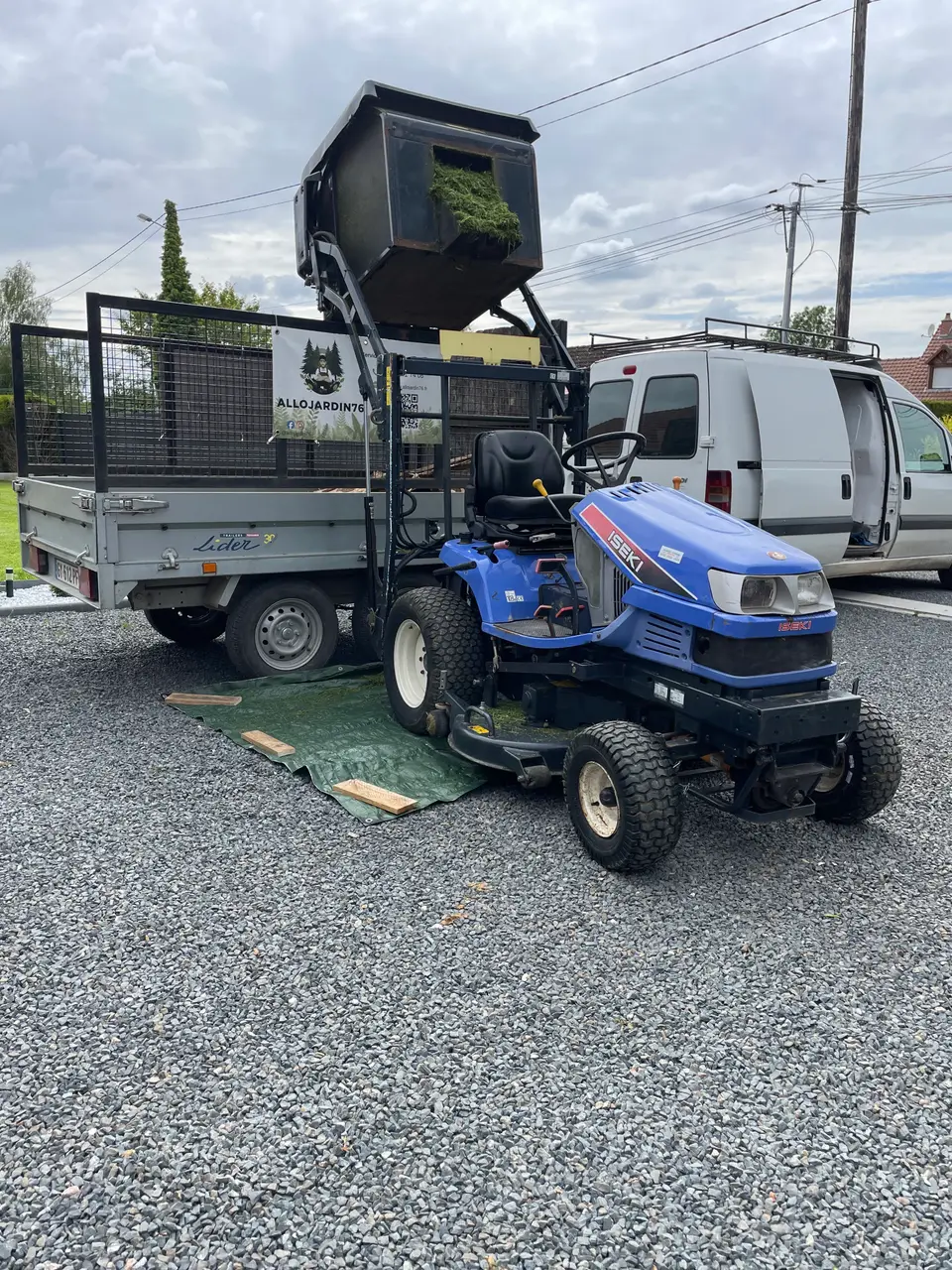 Tracteur tondeuse ISEKI sur remorque AlloJardin76, paysagiste Seine-Maritime